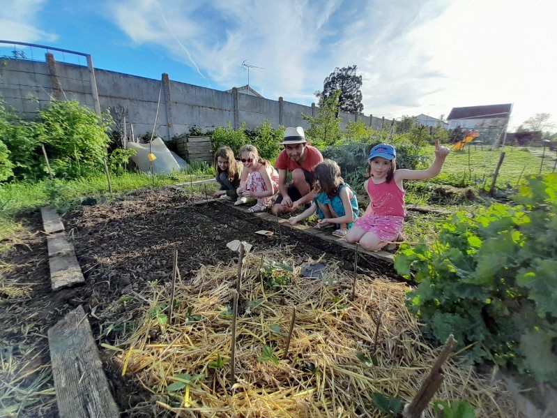 photo des enfants en train de semer des radis